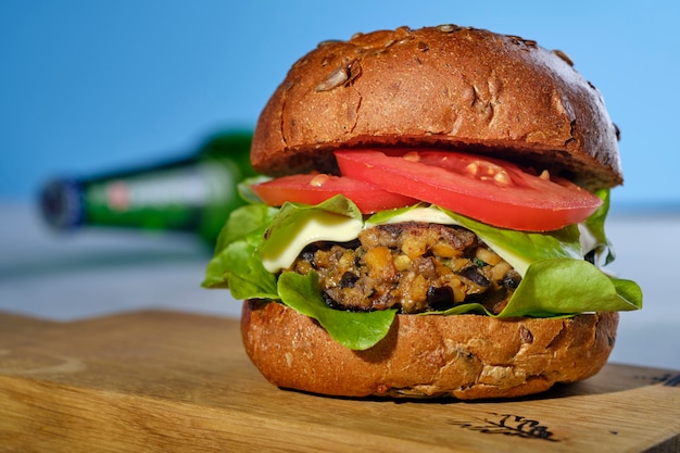 Foto hamburguesa vegetariana de garbanzos con frijoles negros y portabello vegano