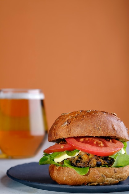 Hamburguesa vegetariana de garbanzos con frijoles negros y portabello vegano