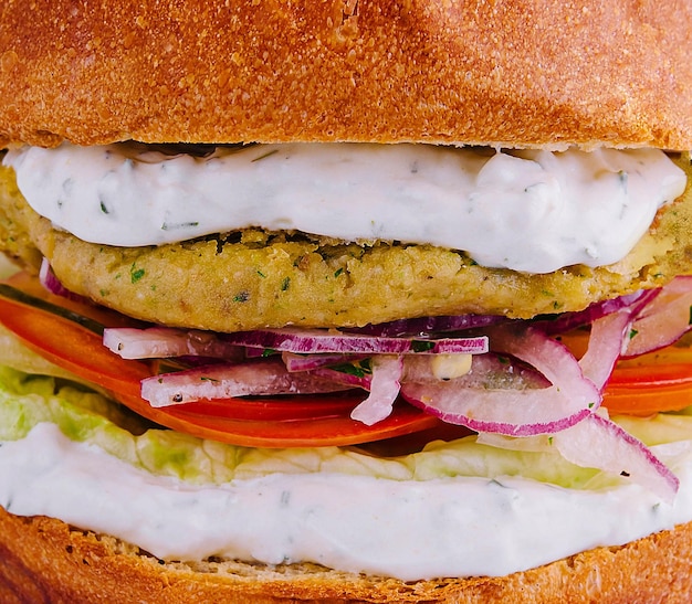 Hamburguesa vegetariana con lechuga, tomate, cebolla y falafel