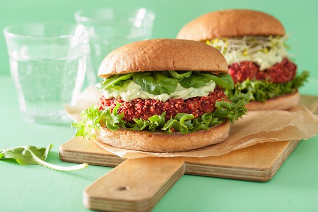 Hamburguesa vegetariana de remolacha y quinoa con aderezo de aguacate