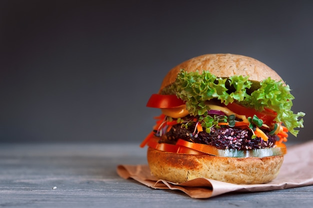 Hamburguesa vegetariana sobre un fondo de madera negra