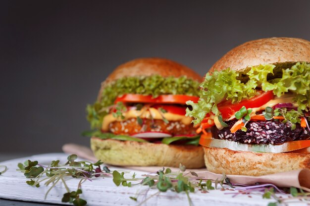 Hamburguesa vegetariana sobre un fondo de madera negra