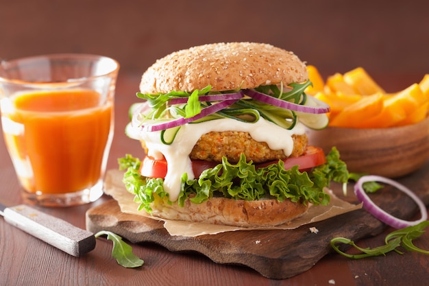 Hamburguesa vegetariana de zanahoria y avena con cebolla de pepino