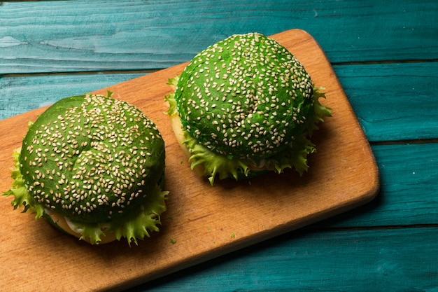 Hamburguesa verde fresca en fondo verde