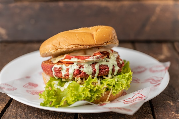 Foto hamburguesa con verduras y carne de garbanzo sauc