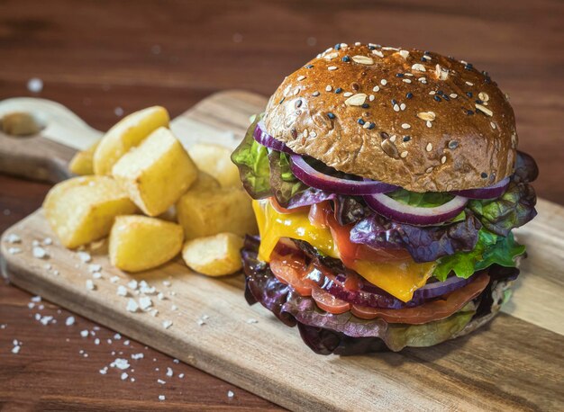 Hamburguesa con verduras y patatas fritas