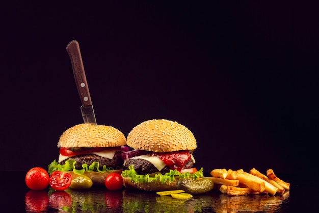 Hamburguesa vista frontal con papas fritas