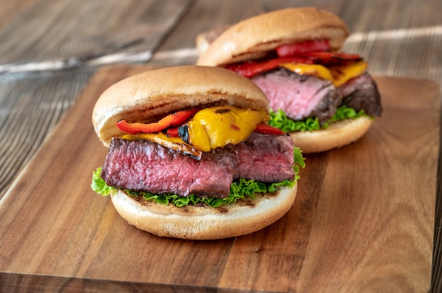 Hamburguesas con bistec a la parrilla y pimientos