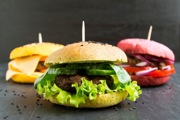 Hamburguesas con bollos de colores.