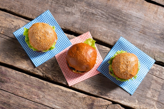 Hamburguesas con bollos de sésamo