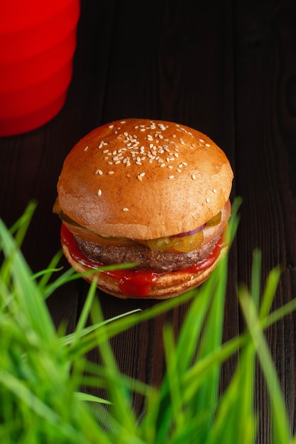 Hamburguesas brillantes y jugosas a la parrilla con carne y queso cheddar. Concepto de comida rápida