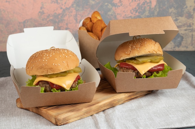 Hamburguesas en cajas de papel para entrega