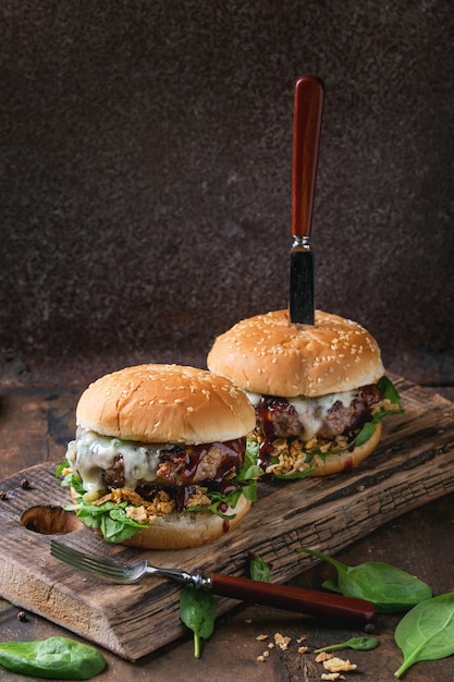 Hamburguesas con carne y espinacas