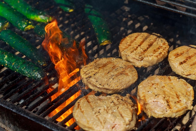 Hamburguesas de carne de res o carne de cerdo para hamburguesas preparadas a la parrilla