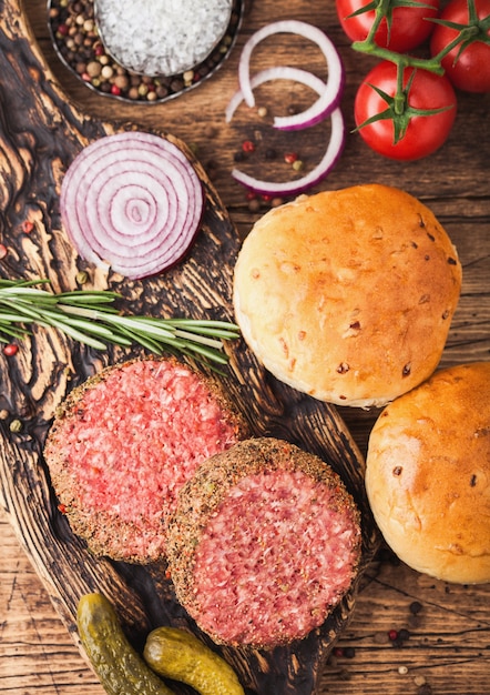 Foto hamburguesas de carne de res con pimienta fresca cruda picada