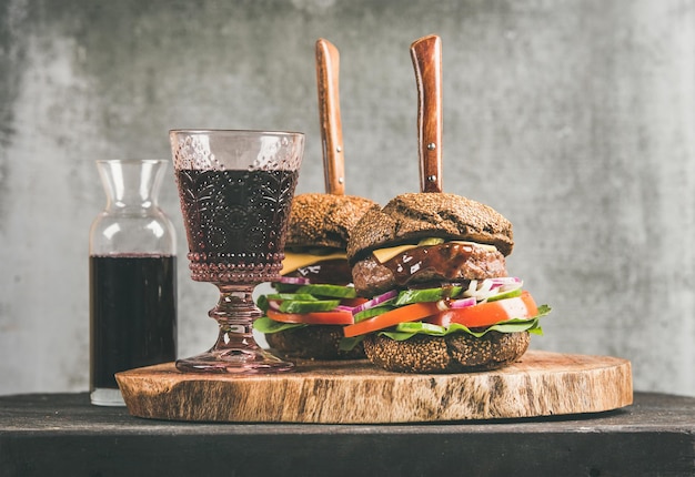 Hamburguesas de carne de res con salsa barbacoa y copa de vino