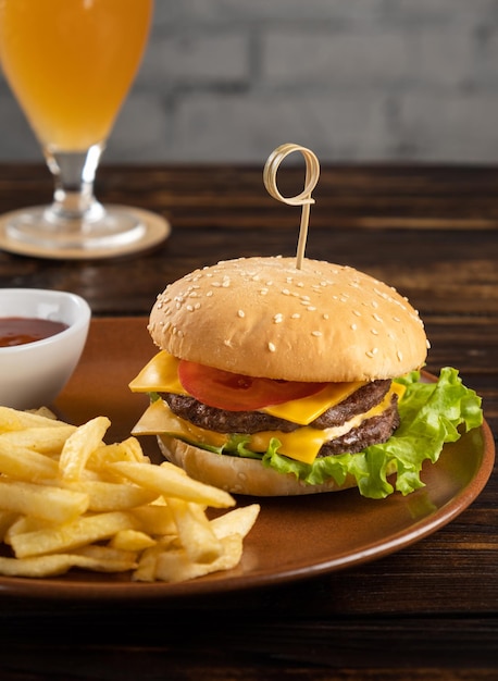 Hamburguesas caseras de comida rápida con papas fritas