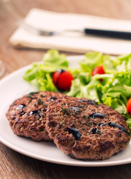 Hamburguesas caseras con ensalada verde en un plato