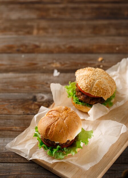 Hamburguesas caseras y papas fritas en mesa de madera