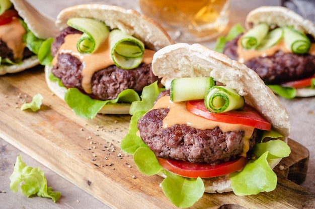 Hamburguesas caseras de pita con verduras frescas