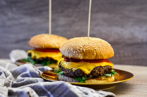 Foto hamburguesas caseras en un plato