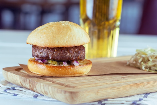 Hamburguesas caseras sobre fondo de madera