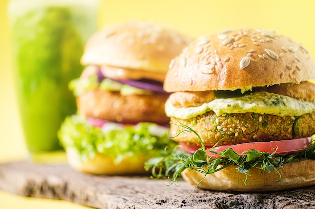 Hamburguesas caseras veganas con panecillo sin gluten y chuleta y batido de verduras a base de verduras