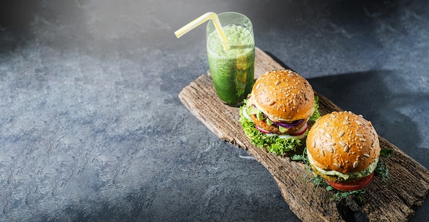 Hamburguesas caseras veganas con panecillo sin gluten y chuleta y batido de verduras a base de verduras