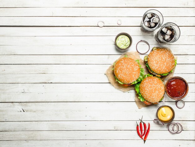 Hamburguesas con cola y salsas variadas.