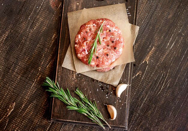 hamburguesas con condimentos sobre fondo de madera