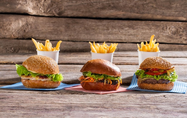 Hamburguesas y copas con papas fritas.