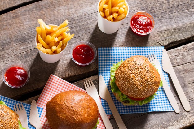 Hamburguesas frescas con cubiertos de papel.