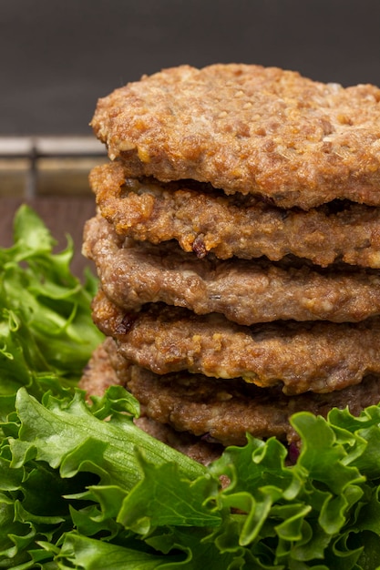 Hamburguesas fritas en hojas de lechuga Cerrar