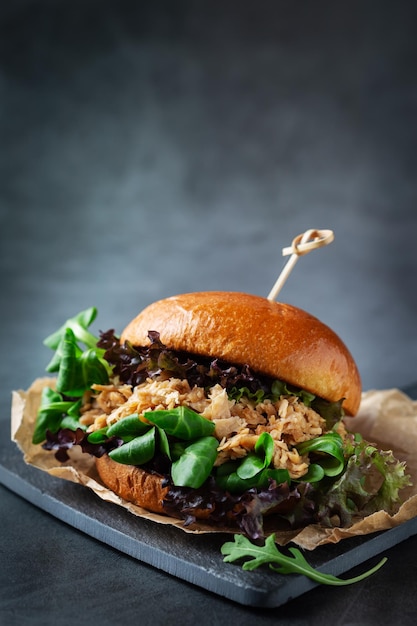 Hamburguesas hechas con carne vegetal de pollo desmenuzado vegetariano