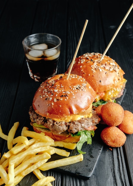 hamburguesas jugosas caseras en tablero de madera