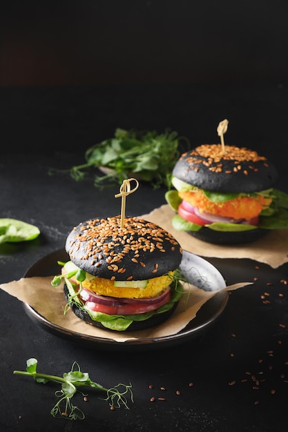 Hamburguesas negras veganas de albóndigas de verduras como carne vegetal