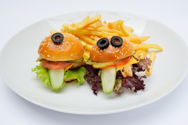 Hamburguesas de niños en un plato de primer plano