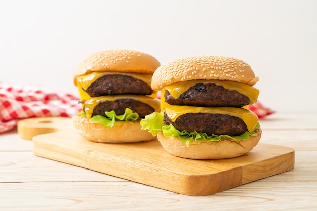 hamburguesas o hamburguesas de ternera con queso - estilo de comida poco saludable