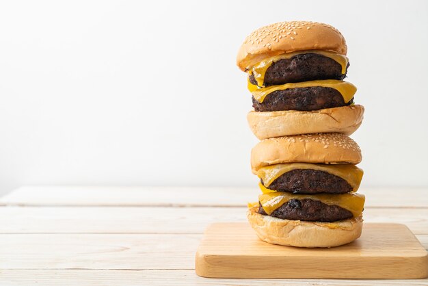 hamburguesas o hamburguesas de ternera con queso - estilo de comida poco saludable