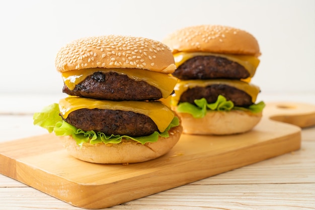 hamburguesas o hamburguesas de ternera con queso - estilo de comida poco saludable