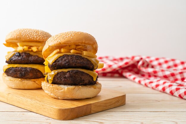 hamburguesas o hamburguesas de ternera con queso y papas fritas - estilo de comida poco saludable