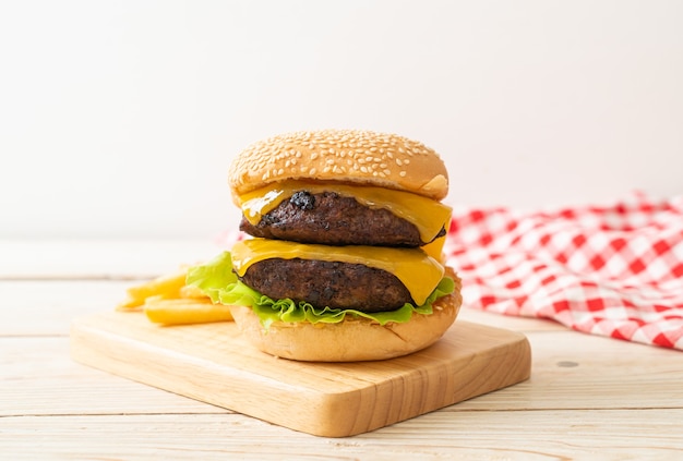 hamburguesas o hamburguesas de ternera con queso y papas fritas - estilo de comida poco saludable