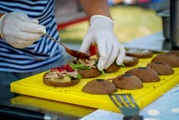 Hamburguesas de pescado rellenas de verduras y pescado en un bollo marrón