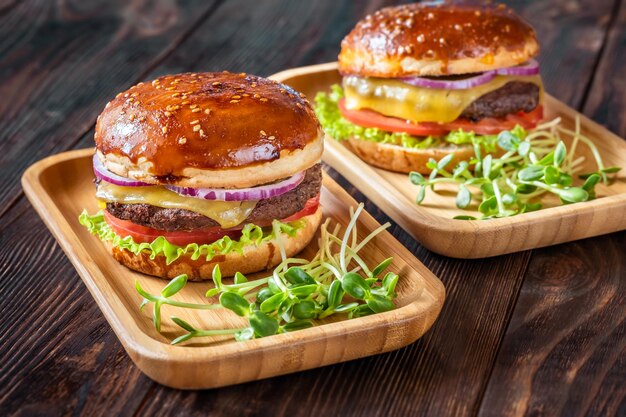 Hamburguesas en los platos de madera.