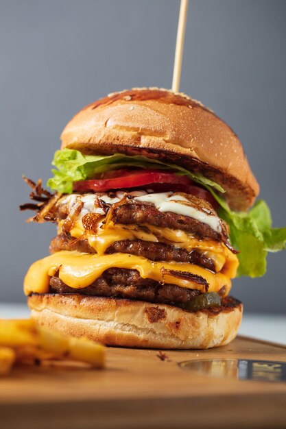 Foto hamburguesas con queso cargadas tres pasteles apilados tres veces apilados con capas