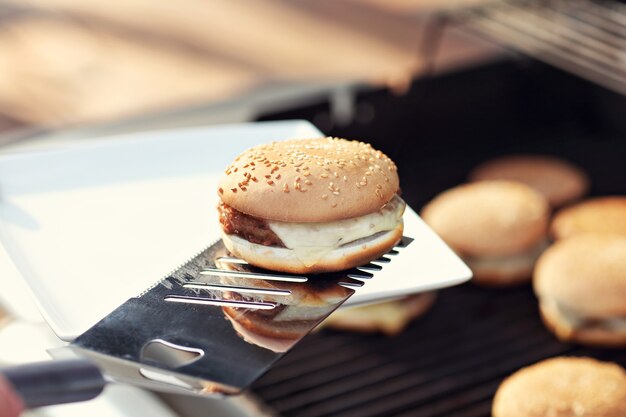 Hamburguesas con queso a la parrilla en verano