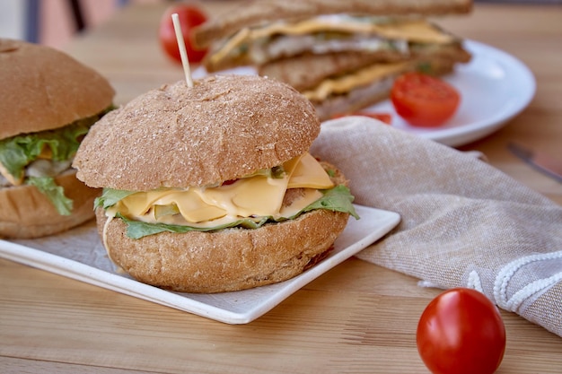 Hamburguesas y sándwiches caseros de comida alternativa saludable vegana con chuletas y verduras a base de plantas Nutriciones adecuadas