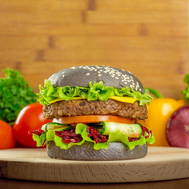 Hamburguesas sobre fondo de madera