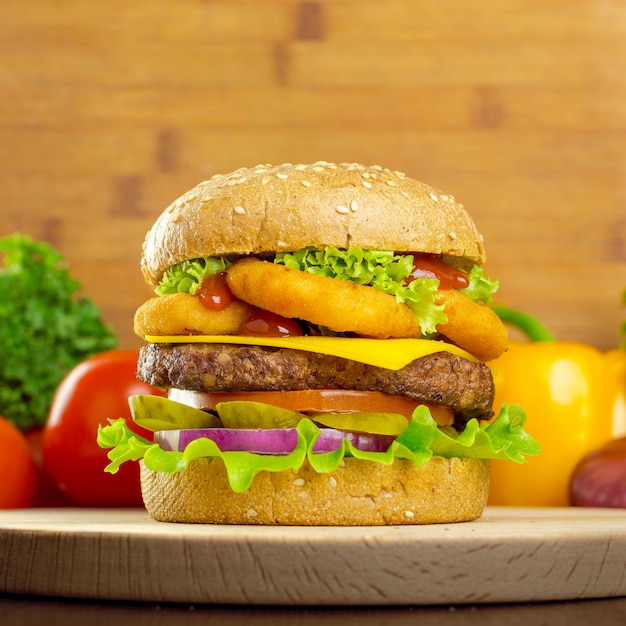 Hamburguesas sobre fondo de madera