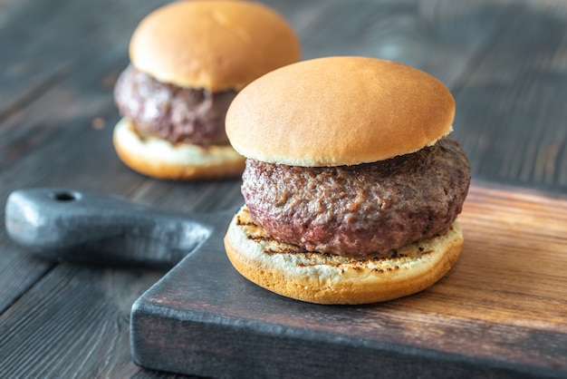 Hamburguesas en la tabla de cortar